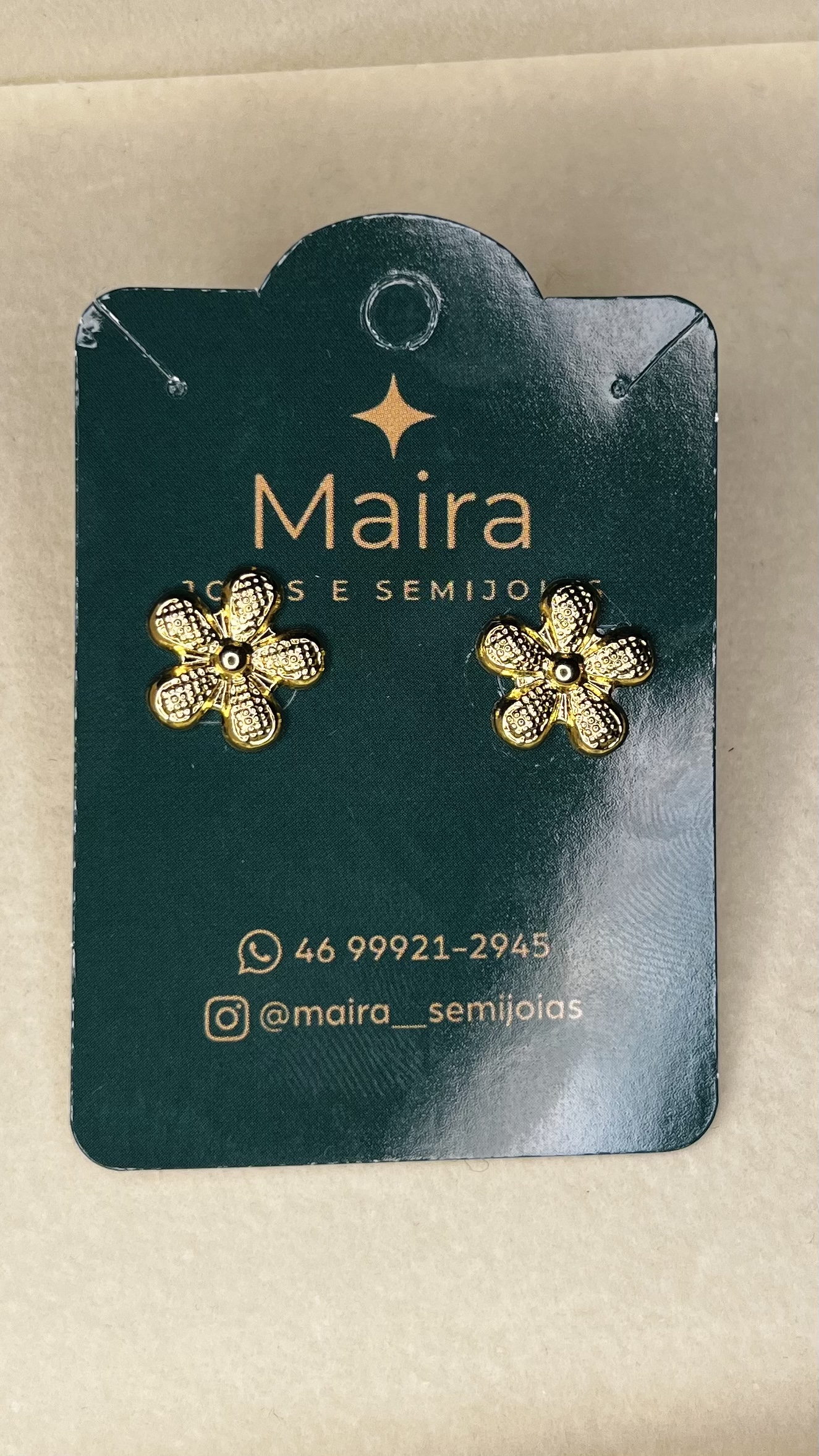 BRINCO DOURADO FLOR TEXTURIZADA